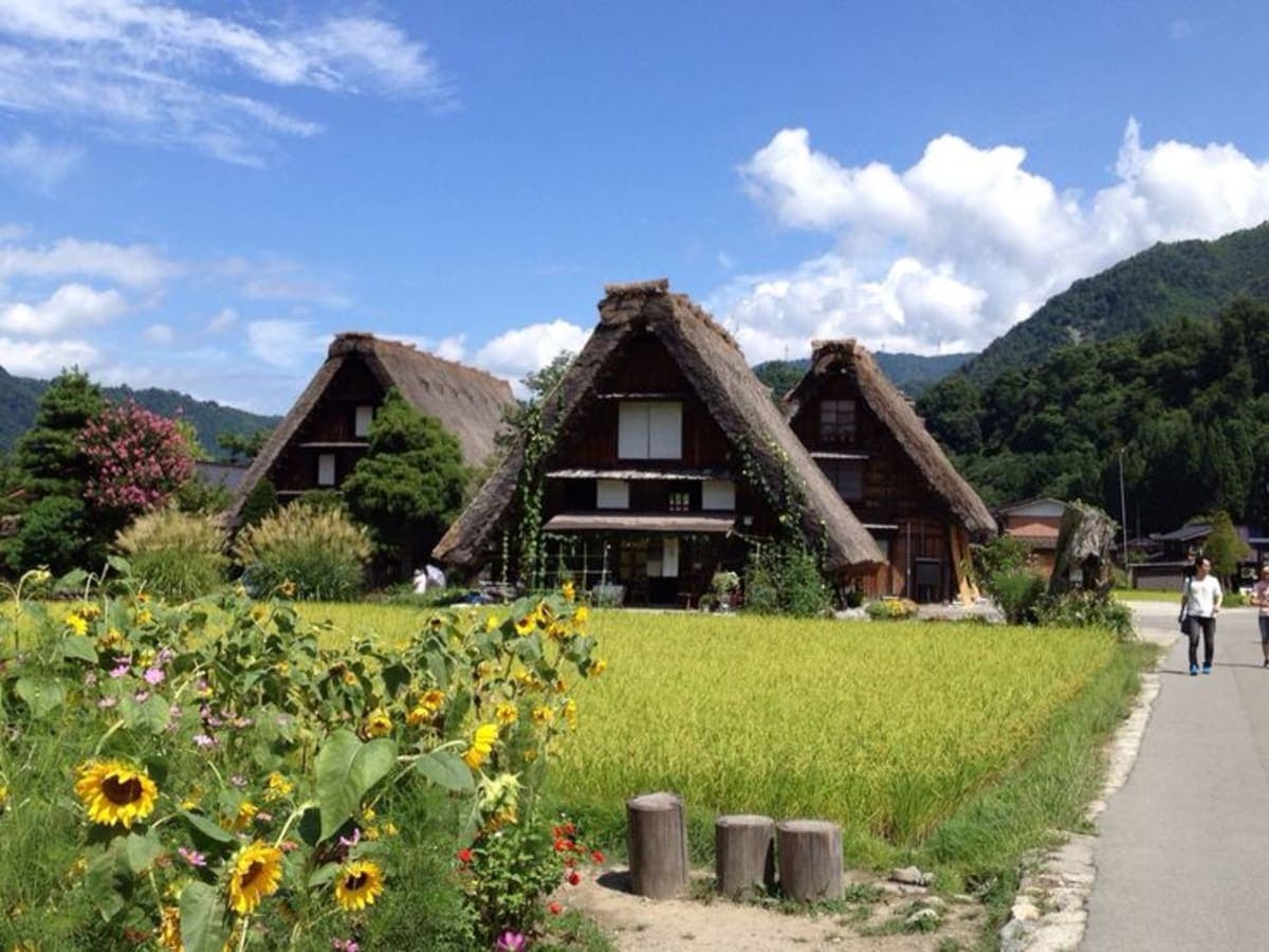 From Kanazawa/Toyama: Shirakawago and Takayama Day Tour