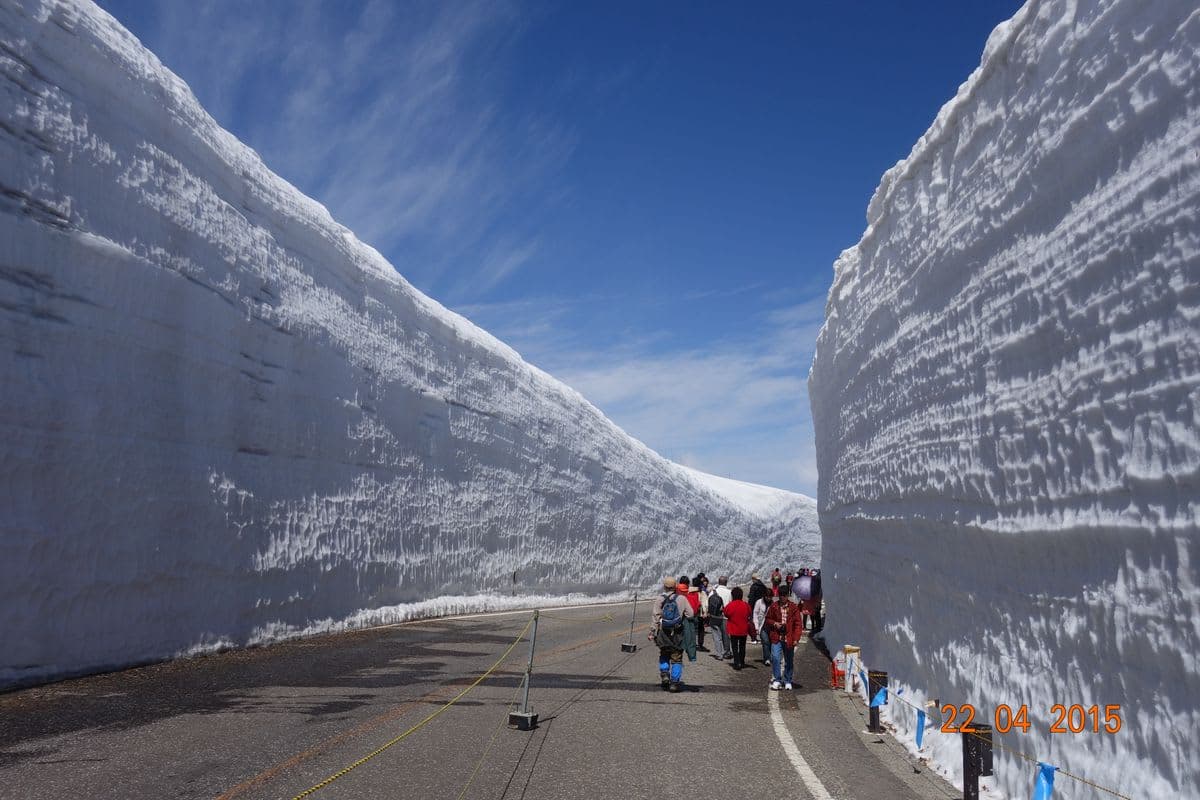 From Kanazawa/Toyama: Snow Wall & Mysterious Valley Day Tour