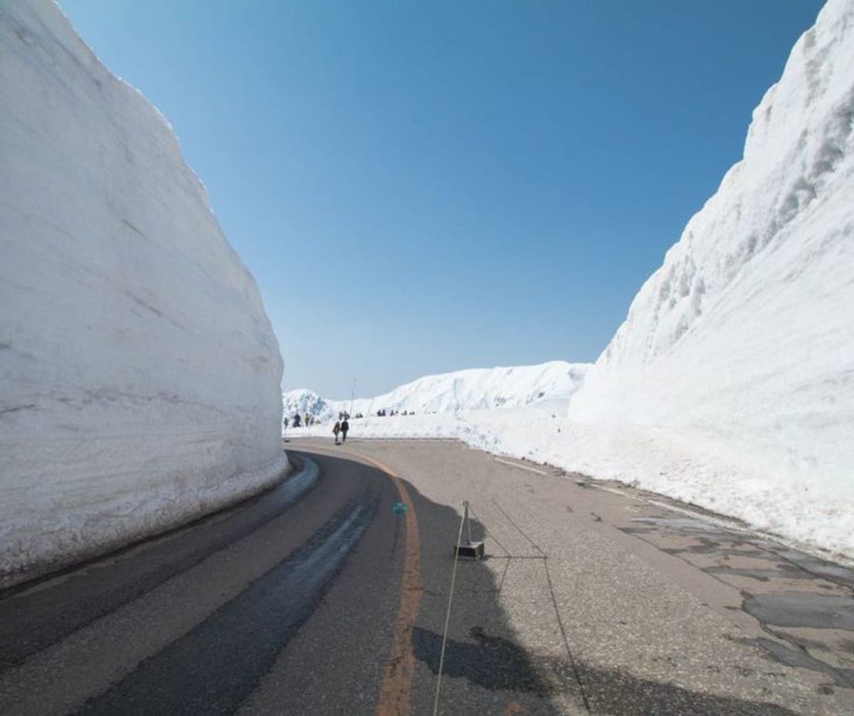 From Kanazawa/Toyama: Snow Wall & Mysterious Valley Day Tour